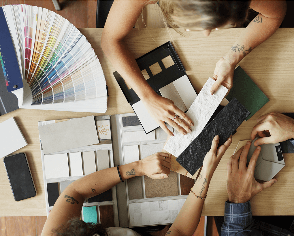 Pourquoi Sixième Avenue - Équipe de design travaillant avec des échantillons de couleurs